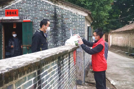 隔離不隔愛，志愿者為居家隔離家庭定期采購生活用品。