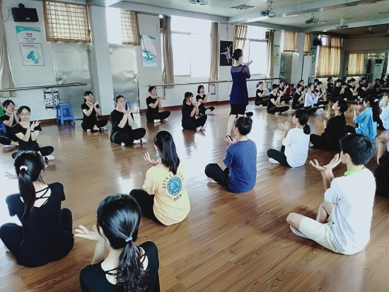 已處理16103475866172020年6月，廣西龍州縣職教中心學(xué)前教育專業(yè)學(xué)生在鶴山職校進(jìn)行舞蹈技能培訓(xùn)。.jpg