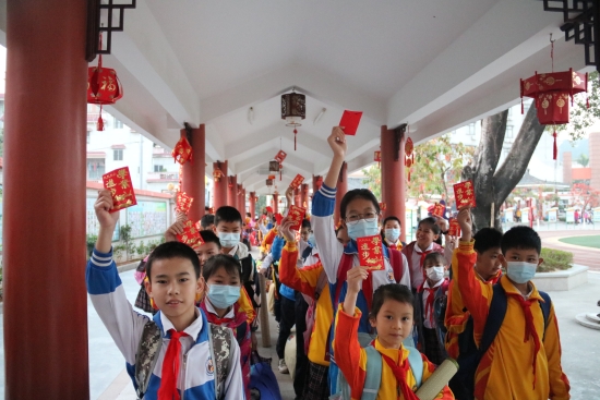 1.回校了，收到“學(xué)業(yè)進(jìn)步”大紅包，好開心。（沙坪七?。?JPG