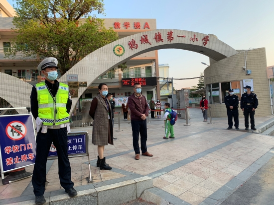 8.鶴城鎮(zhèn)警察叔叔、鶴城一小行政班子為學(xué)生返校保駕護(hù)航.jpg