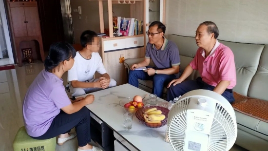 已處理1626771117281古勞中學(xué)老師在家訪過程中，向家長(zhǎng)、學(xué)生進(jìn)行假期安全管理教育，特別是防溺水安全、防詐騙安全、衛(wèi)生防疫安全等。.jpg