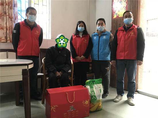 雙百社工走訪(fǎng)慰問(wèn)低保戶(hù)和特困戶(hù)- -派發(fā)慰問(wèn)物資 (1)_副本.jpg