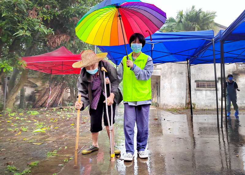 陳麗英《奶奶，打疫苗去》_調(diào)整大小.jpg