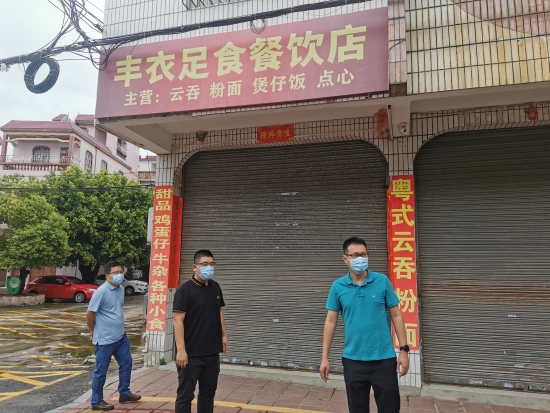 已處理1662101823660黨委書記馮永強(qiáng)、黨委委員王宗球、副鎮(zhèn)長(zhǎng)鄧鉅輝到蓮花街檢查廣告牌安全隱患。.jpg