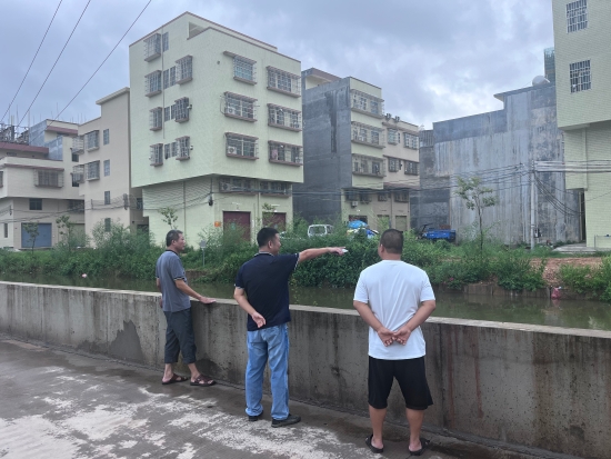 已處理1662101823660黨委委員馮雨帶領(lǐng)村委干部巡查轄區(qū)內(nèi)河流情況。.jpg