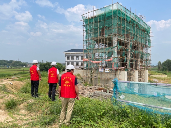 已處理1662101823660黨員義工前往在建樓房檢查安全隱患情況。.jpg
