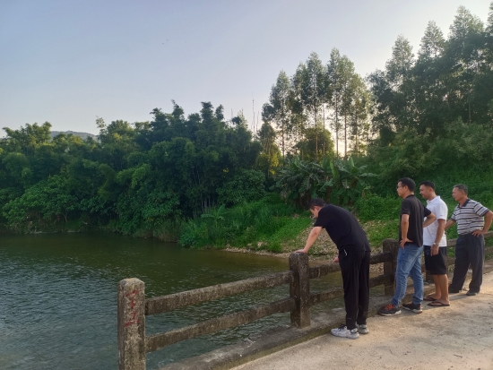 已處理1662101823660副鎮(zhèn)長(zhǎng)王靖帶隊(duì)檢查轄區(qū)內(nèi)易澇區(qū)域。.jpg