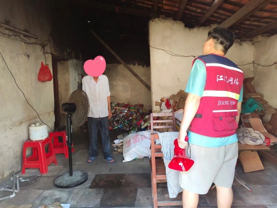 已處理1662101823660網(wǎng)格員排查轄區(qū)內(nèi)的特困戶住宅的安全隱患。.jpg