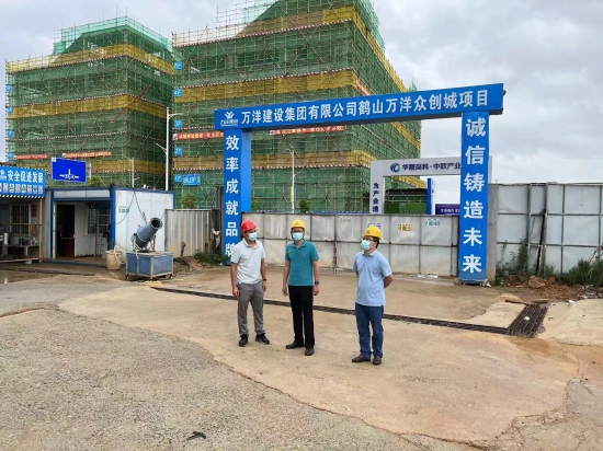 已處理1662101823661黨委書記馮永強(qiáng)、黨委委員王宗球到轄區(qū)內(nèi)在建工地檢查“五?！惫ぷ鳌?jpg