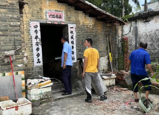 已處理1662101823661鎮(zhèn)人大主席李子成帶隊(duì)排查房屋安全隱患。.jpg