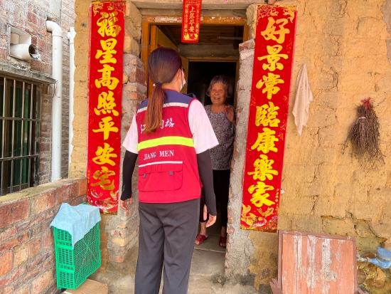 已處理1662101823662網(wǎng)格員入戶向獨(dú)居老人宣傳防臺(tái)風(fēng)小知識(shí)，幫助排查安全隱患。.jpg
