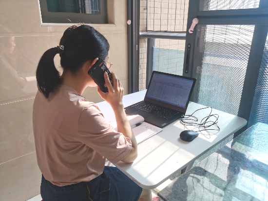 4沙坪六小趙翠霞老師在家做流調(diào)工作人員，隨時準備著學校下達的打電話任務，并把每位需要通知去進行核酸檢測的人員作好跟蹤記錄。.jpg