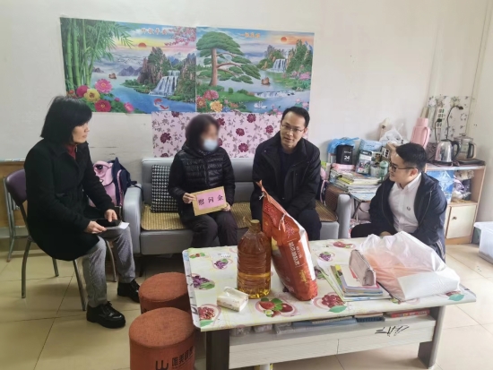 已處理1706842077704右二市 委副書記趙磊，左一市總工會(huì)副主席呂麗群.jpg