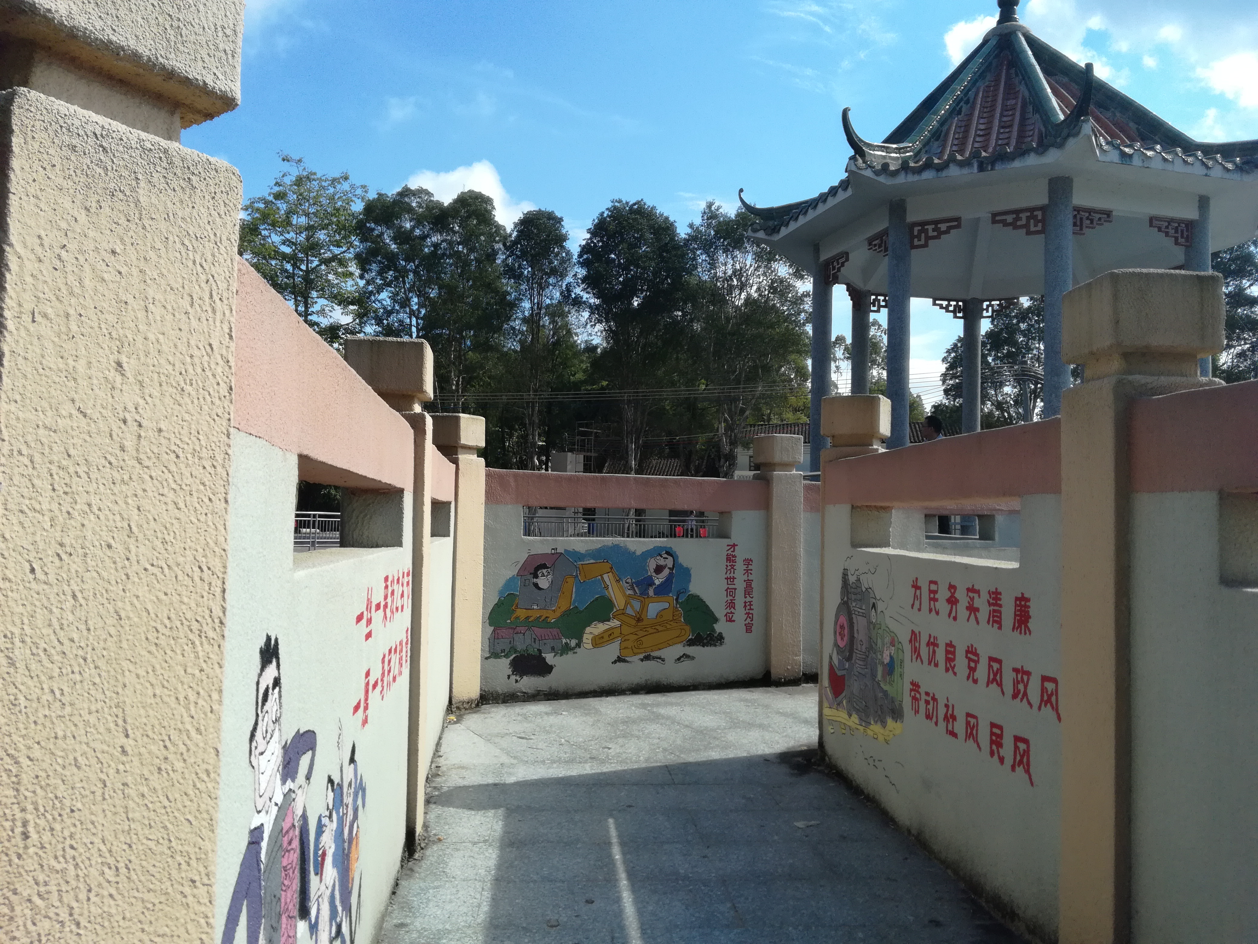 17 法治村創(chuàng)建示范點(diǎn)：共和鎮(zhèn)來蘇村法治漫畫長(zhǎng)廊2.jpg