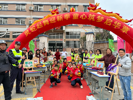 龍溪小學教師、公安民警、志愿者、家長們一同保駕護航.jpg